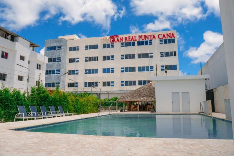 Piscina exterior con tumbonas y palapa del Hotel Gran Real Punta Cana en República Dominicana