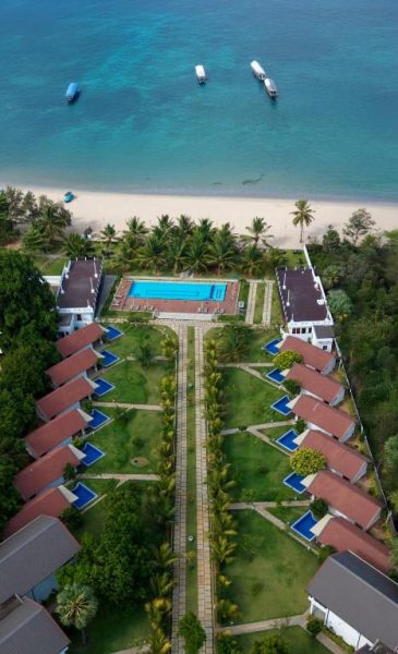 Vista aérea del resort Uppuveli Beach by DSK con villas, piscina exterior y acceso directo a la playa
