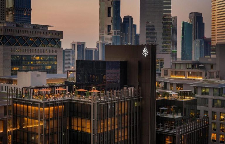 Terraza rooftop con zona lounge y vistas al skyline del Four Seasons Hotel Dubai International Financial Centre