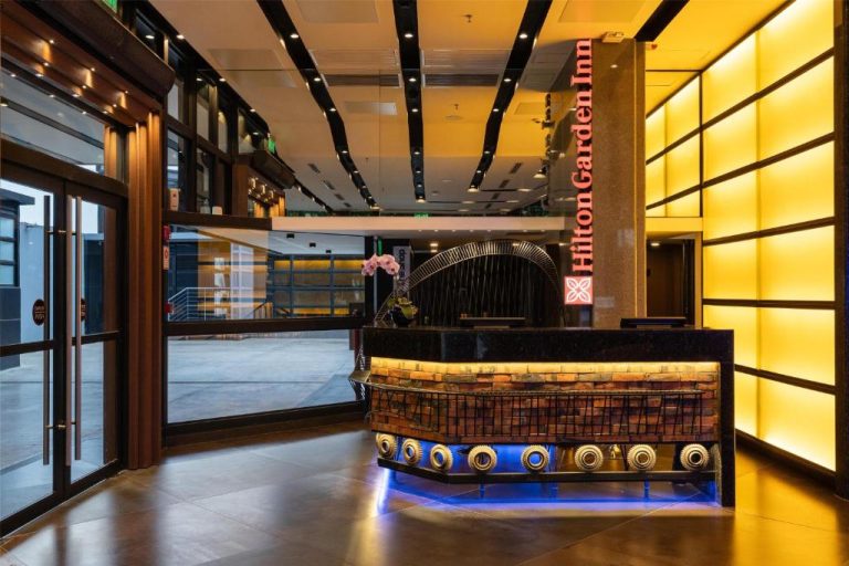 Recepción moderna e iluminada del Hilton Garden Inn Asunción Aviadores del Chaco con diseño elegante