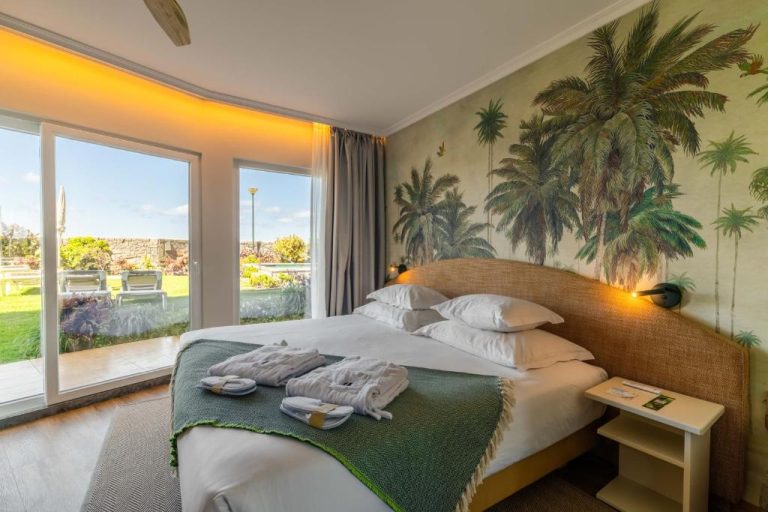 Habitación doble con mural tropical y vista al jardín con piscina en Pestana Ocean Bay Resort