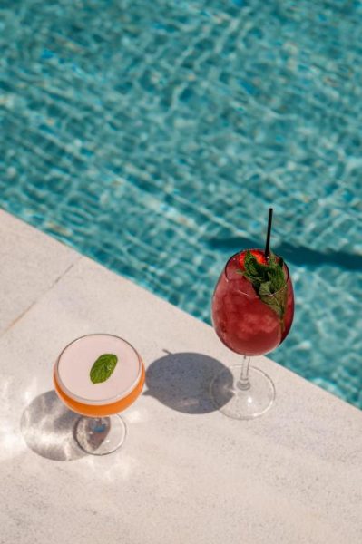 Cócteles refrescantes junto a la piscina exterior del Smaragdi Kos Hotel en Grecia