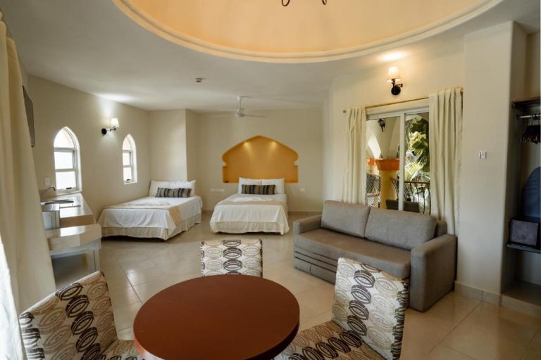 Habitación familiar con dos camas y sofá del Gran Sahara, decoración árabe con techo abovedado