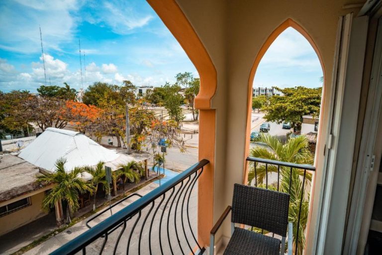 Balcón con arco morisco del Hotel Gran Sahara con vistas a la avenida principal y jardines tropicales