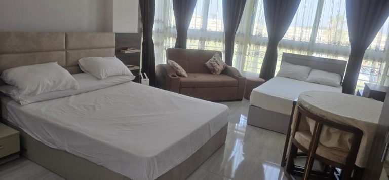 Habitación triple del Hotel Mirage Bay con cama doble, cama individual y sofá con vistas al exterior