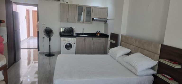 Estudio con cama doble y cocina integrada con lavadora en el Hotel Mirage Bay