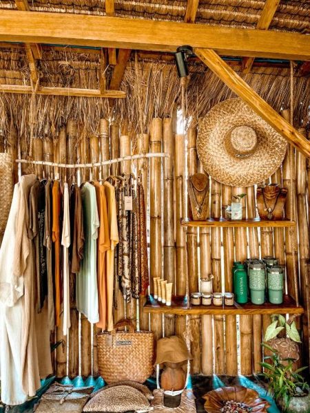 Boutique de Selvática con ropa, accesorios y productos naturales en estructura de bambú tropical