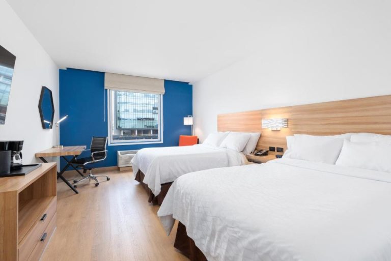 Habitación doble con dos camas y pared azul en Holiday Inn Express Tegucigalda by IHG