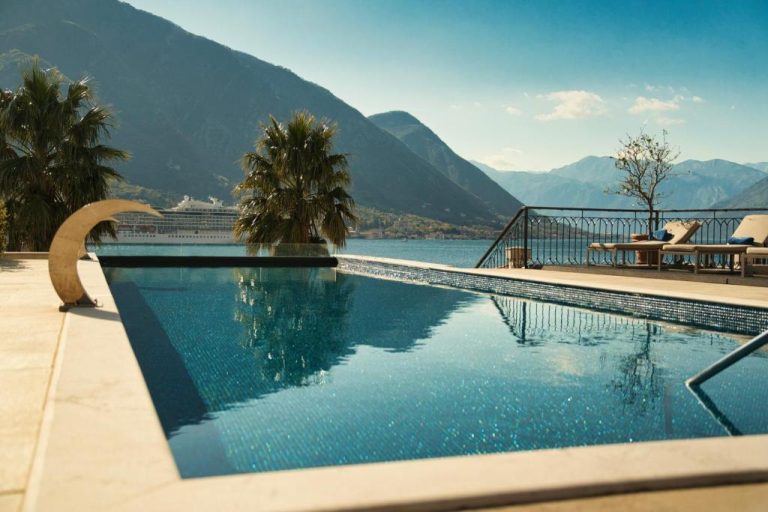 Piscina infinita con vistas a la bahía de Kotor y montañas en HUMA Kotor Bay Hotel and Villas