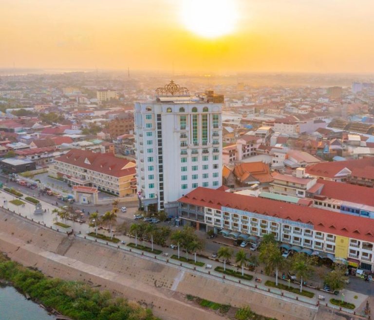 Vista aérea del Lbn Asian Hotel con su torre principal y paseo fluvial al atardecer en Kampot