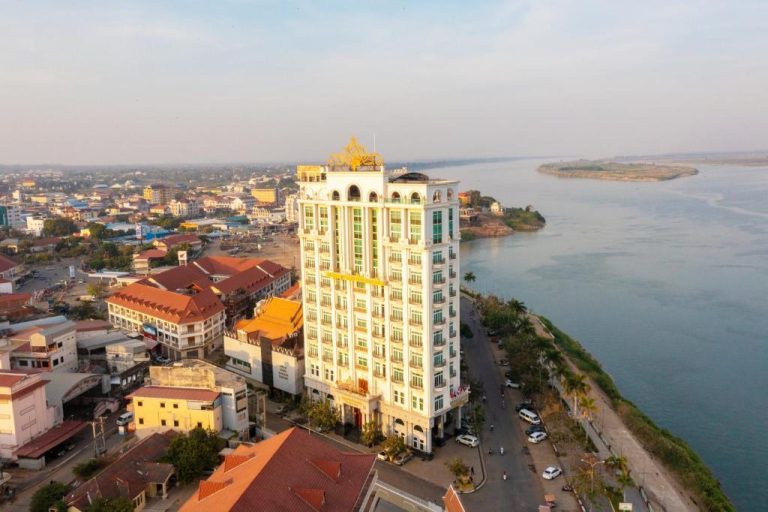 Vista aérea del Lbn Asian Hotel junto al río Mekong con impresionante arquitectura blanca y dorada