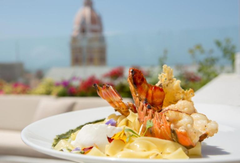 Plato de pasta con gambas al estilo gourmet en la terraza del Movich Hotel Cartagena de Indias