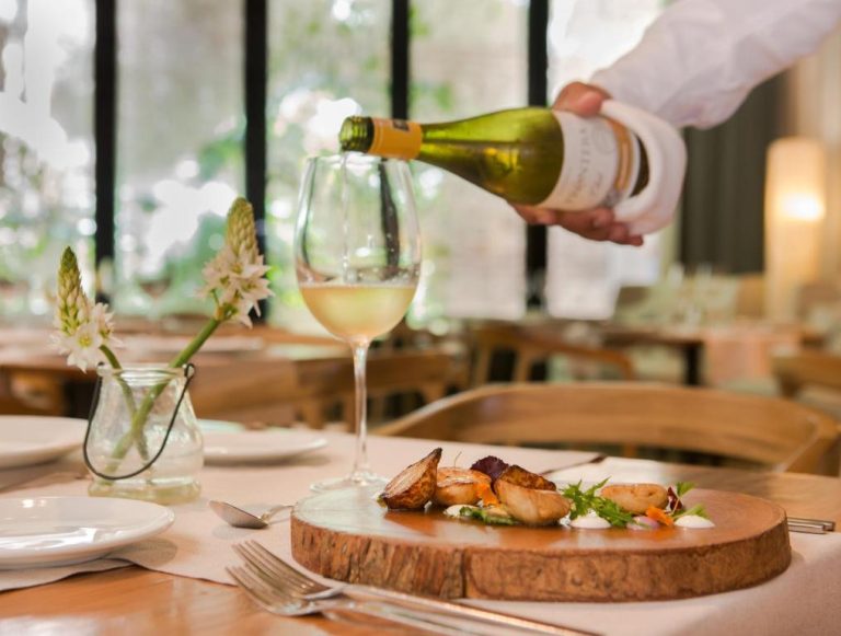 Servicio de vino blanco y plato de mariscos en el restaurante del Movich Hotel Cartagena de Indias