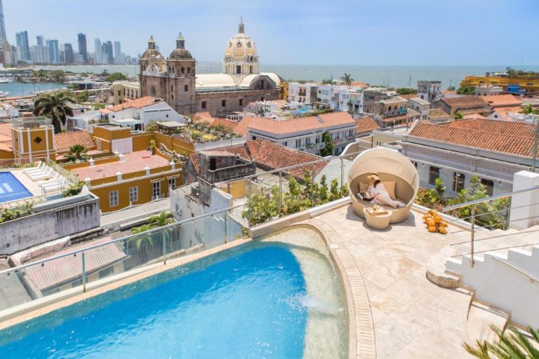 Piscina infinita en rooftop del Movich Hotel Cartagena de Indias con vista panorámica a la ciudad histórica