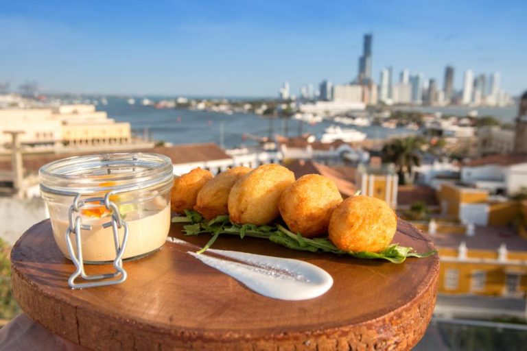 Buñuelos de queso con dipping sauce en terraza del Movich Hotel Cartagena de Indias con vista al mar
