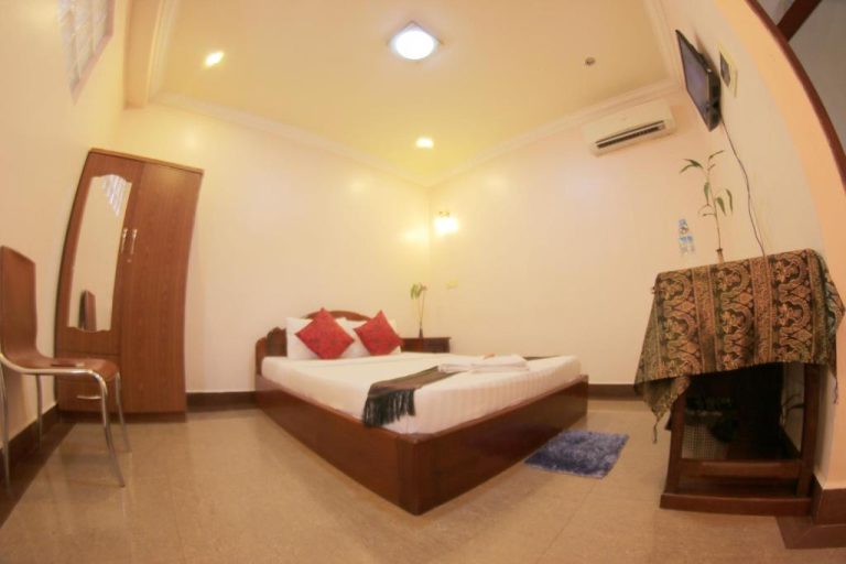 Habitación doble estándar con cama matrimonial y TV en Golden Noura Villa Pub & Restaurant