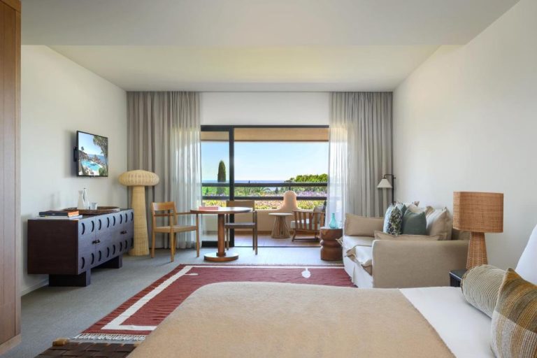 Habitación deluxe con terraza y vistas al jardín y mar en Vilalara Grand Hotel Algarve