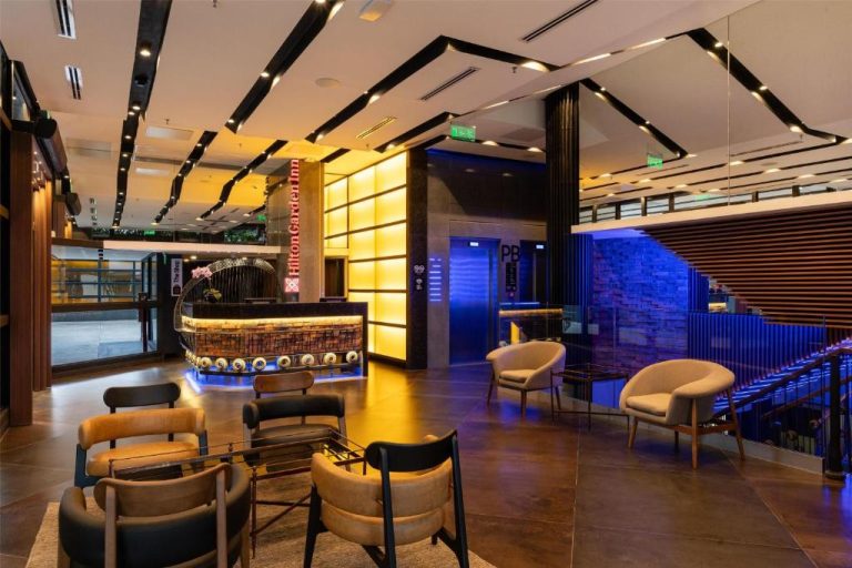 Lobby moderno con recepción iluminada del Hilton Garden Inn Asunción Aviadores del Chaco