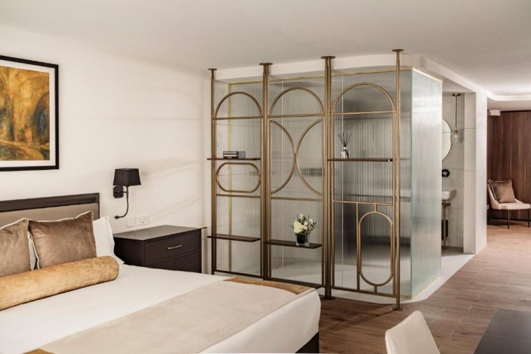 Suite de lujo con separador de cristal y metal dorado en 1926 Les Bains Private Spa Suites