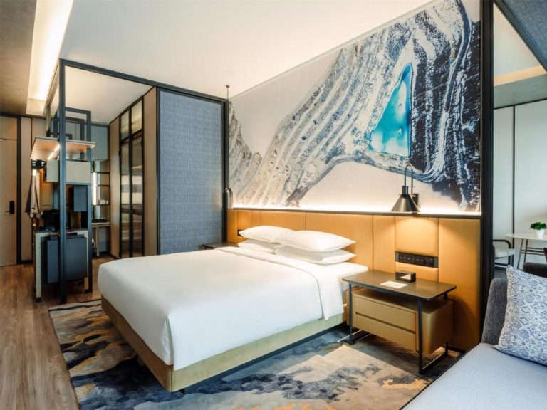Habitación deluxe king con mural artístico de montaña en Hyatt Centric City Centre Kuala Lumpur