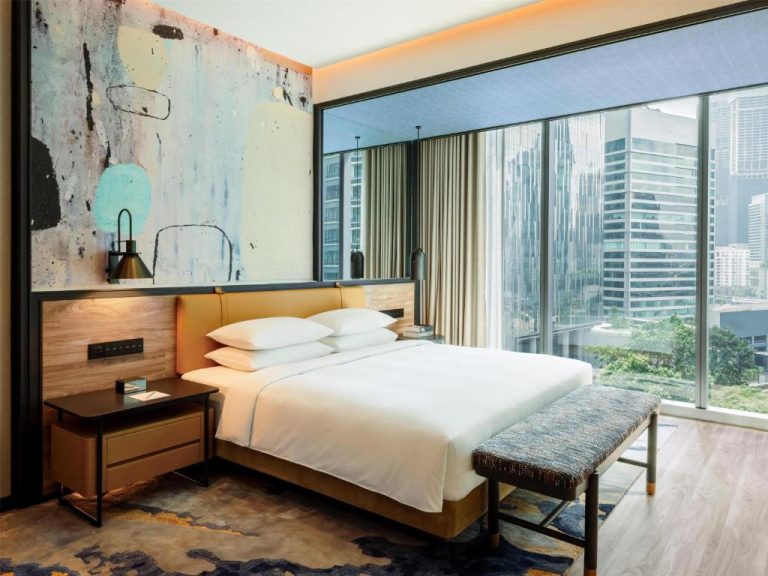 Habitación de lujo con cama doble y vistas al skyline urbano en Hyatt Centric City Centre Kuala Lumpur