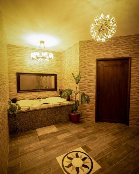 Jacuzzi de lujo con iluminación cálida y decoración elegante en el Hotel Bugambilias