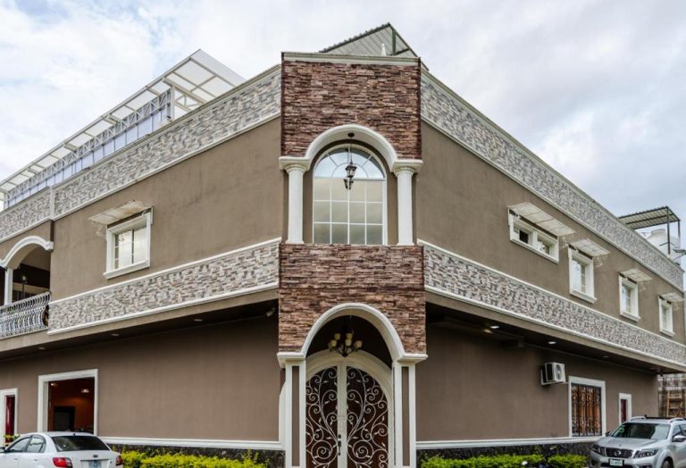 Fachada exterior del Hotel Bugambilias con elegante entrada de arco y detalles en piedra