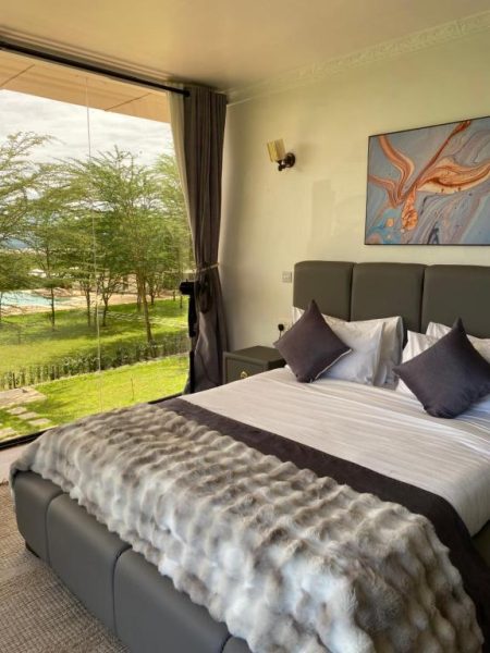 Habitación de lujo con cama doble y vistas al jardín y piscina en Lake Elementaita Manor