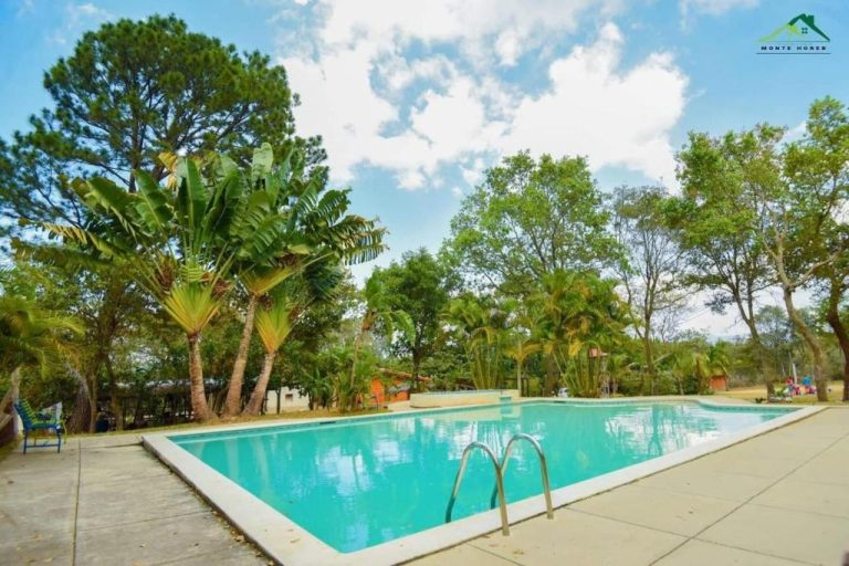 Piscina exterior rodeada de vegetación tropical en Ecoturismo Monte Horeb, ideal para el descanso en la naturaleza