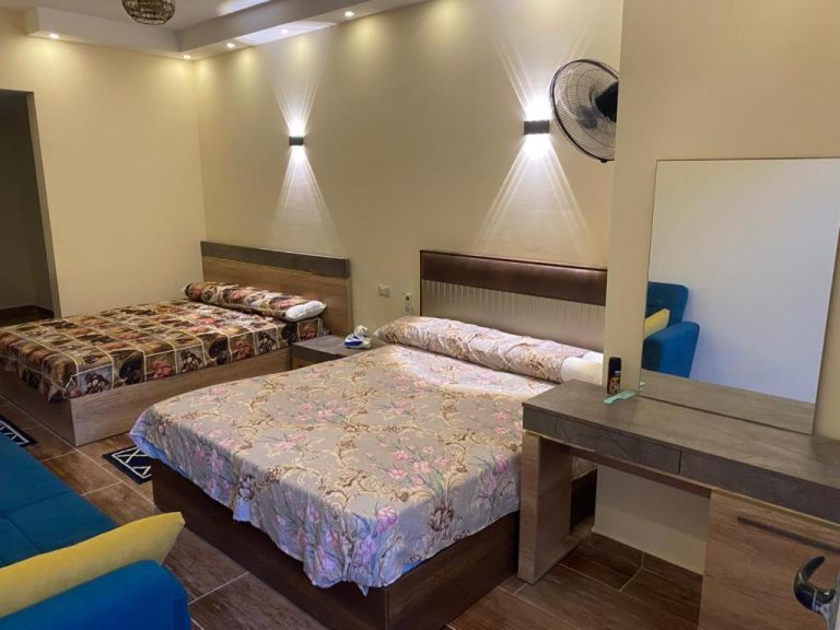 Habitación triple familiar con dos camas y escritorio en Florenza Compound, decoración moderna