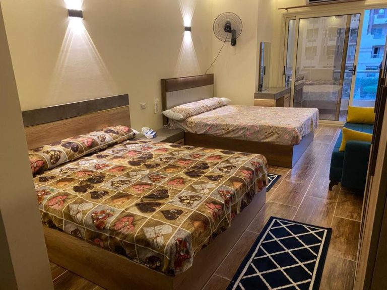 Habitación doble con dos camas individuales, suelo de madera y balcón en Florenza Compound