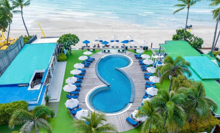 Piscina exterior en forma de S con tumbonas y sombrillas del KC Beach Hotel Samui frente a la playa
