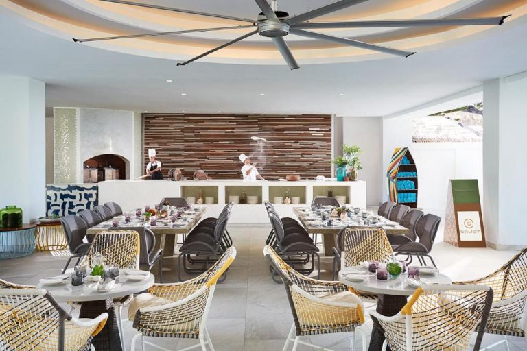 Restaurante Crust con cocina abierta y ambiente elegante en The Lind Boracay, Filipinas