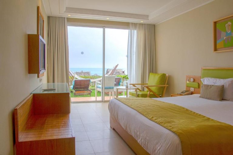 Habitación doble con cama king y terraza con vista al mar en Hotel Bel Azur Thalasso & Bungalows