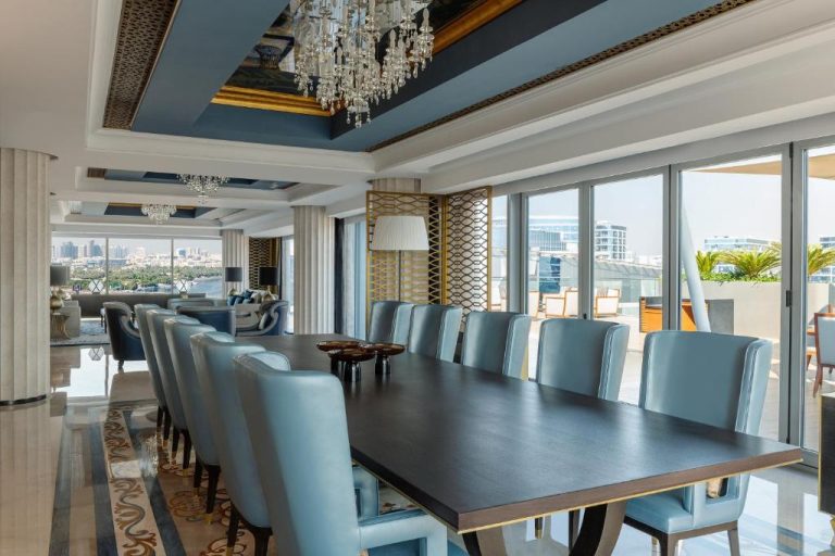 Elegante salón comedor con mesa larga y sillas azules en el Marriott Marquis Dubai Creek