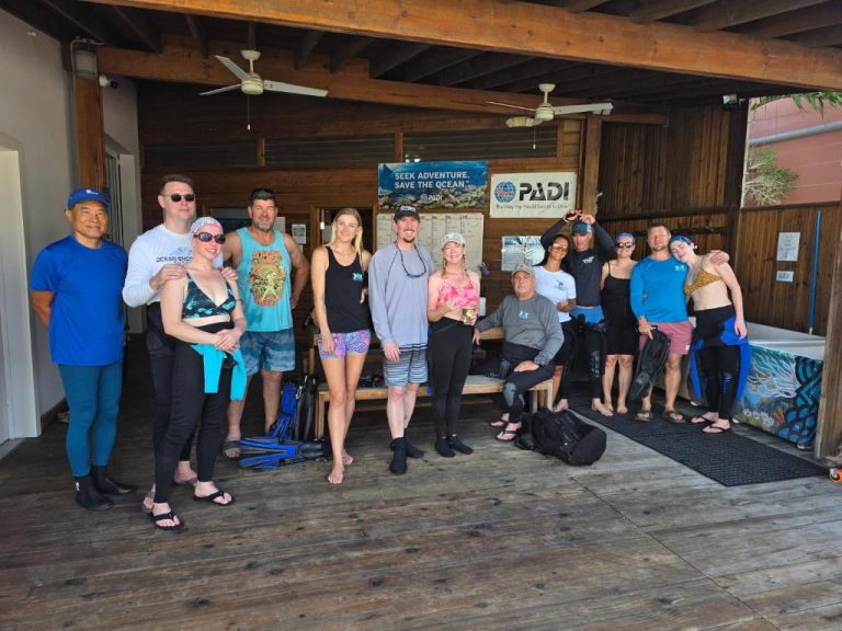 Grupo de buceadores certificados PADI posando en el centro de buceo del Naboo Resort Adults Only