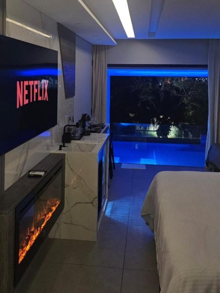 Suite de lujo con chimenea, televisión Netflix y piscina privada iluminada en Pousada Exclusive