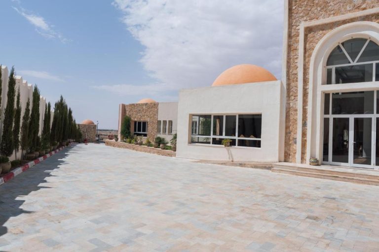 Exterior con cúpulas doradas y patio empedrado del hotel Capsa Thermal Oasis en Túnez