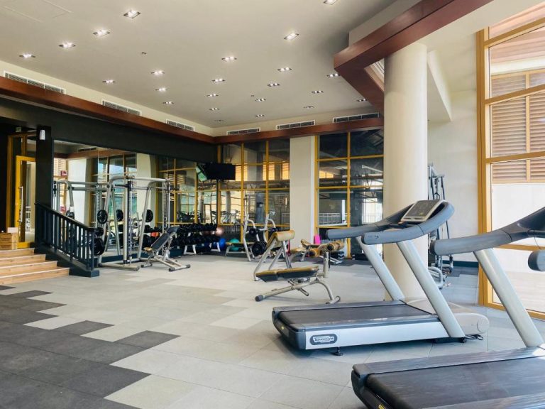 Gimnasio completamente equipado con cintas de correr y pesas del Timberland Highlands Resort