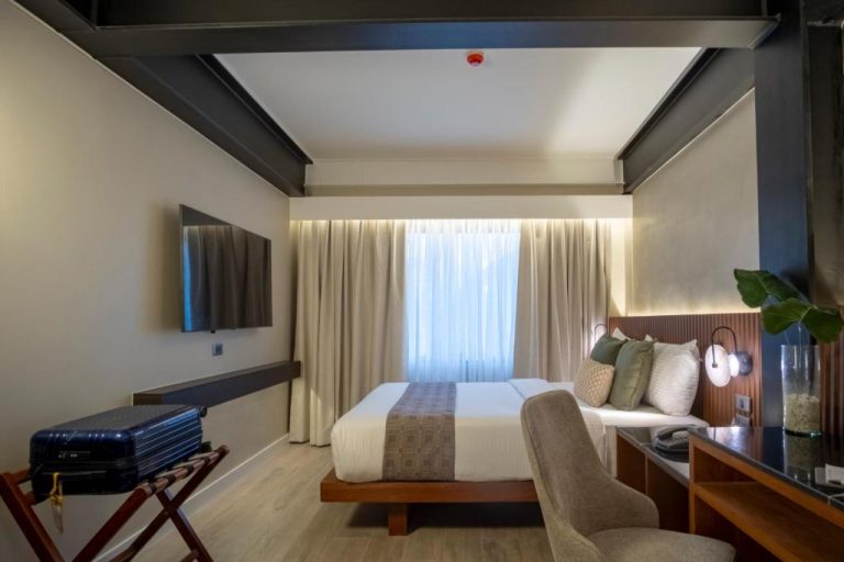 Habitación doble moderna con cama king size y TV en el Hotel Amari by Vivere Hospitality Group