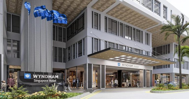 Fachada y entrada principal del Wyndham Singapore Hotel con banderas y zona de recepción exterior