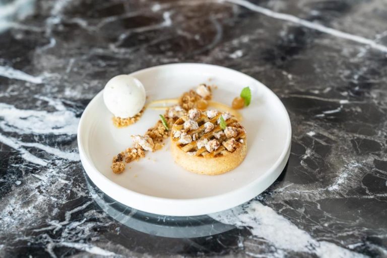 Postre de tarta artesanal con crumble y helado en el restaurante del hotel The Singular Santiago