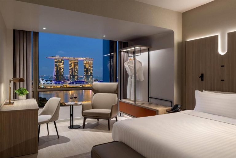 Habitación de lujo con vista nocturna al Marina Bay Sands en el Wyndham Singapore Hotel