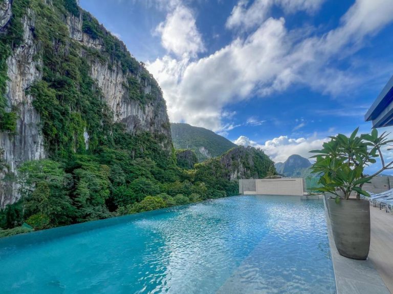 Piscina infinita con vistas a las montañas de piedra caliza en el hotel Amari By Vivere Hospitality Group