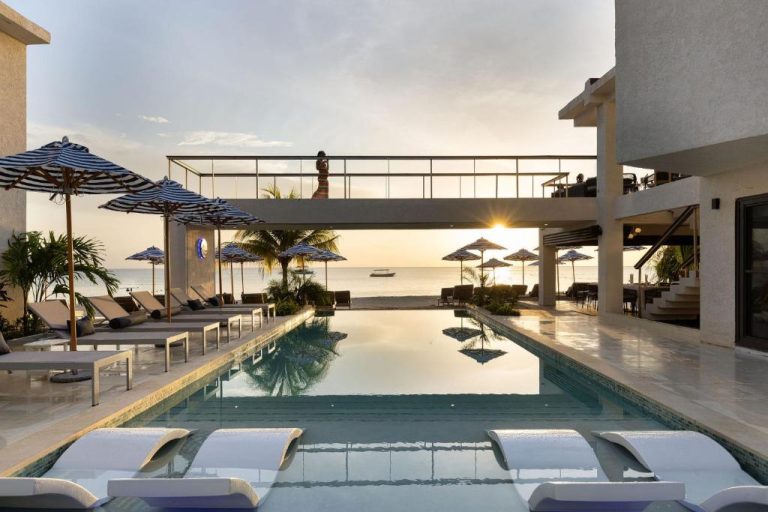 Piscina infinita con vistas al mar y atardecer en el Negril Footprints Hotel en Jamaica