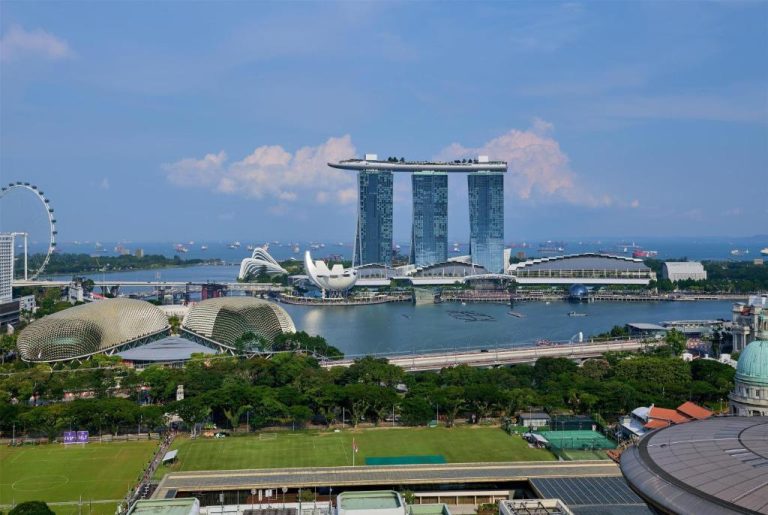 Vista panorámica de Marina Bay con el hotel Marina Bay Sands y la bahía desde el Wyndham Singapore