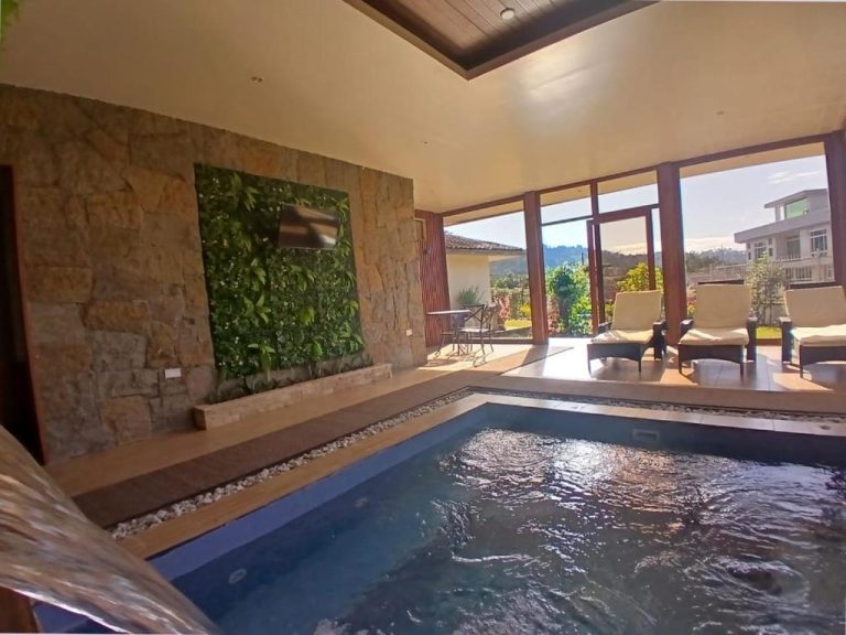 Piscina interior climatizada con jardín vertical y tumbonas de La Quinta de Andrés