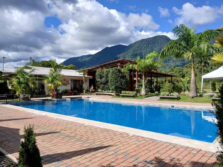 Piscina exterior con vistas a la montaña y jardines tropicales en La Quinta de Andrés