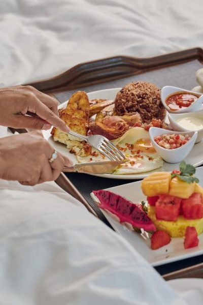 Desayuno en cama con frutas tropicales, huevos y arroz en el DoubleTree by Hilton Managua