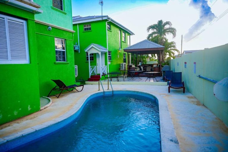 Piscina exterior con tumbonas y gazebo en Best E Villas Prospect St James, Barbados